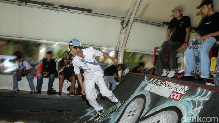 Ratusan Skateboarder berkumpul di Kawasan Blok M, Jakarta, guna memperingati Hari Skeatboard Sedunia. Yuk tengok aksi-aksi mereka.