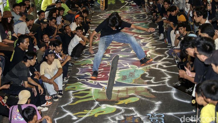 Ratusan Skateboarder berkumpul di Kawasan Blok M, Jakarta, guna memperingati Hari Skeatboard Sedunia. Yuk tengok aksi-aksi mereka.