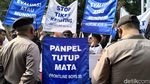 Aksi Bobotoh Desak Manajemen Persib Minta Maaf