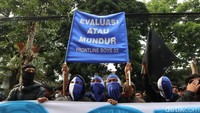 Foto: Sejumlah bobotoh kembali menggelar aksi depan Graha Persib buntut tewasnya dua suporter saat laga Persib Vs Persebaya di Stadion GBLA Bandung (Bima Bagaskara/detikJabar).