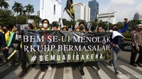 Mereka menolak RUU KUHP yang dinilai akan merampas kebebasan berpendapat.