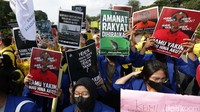 Menggunakan jas almamater, mereka datang sambil menyanyikan lagu ulang tahun (ultah) untuk Presiden Joko Widodo (Jokowi).