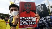 Massa membawa poster bertulisan Amanat Rakyat Dihiraukan. Ada pula poster Rezim Jokowi Kolonialism Gaya Baru.