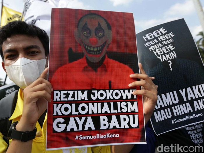 Sejumlah mahasiswa berdemo di kawasan Patung Kuda, Jakarta Pusat, Selasa (21/6). Mereka menolak RUU KUHP yang dinilai akan merampas kebebasan berpendapat.