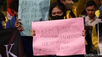 Mereka mengultimatum agar Presiden dan DPR membuka draf RKUHP dalam waktu 7 x 24 jam.