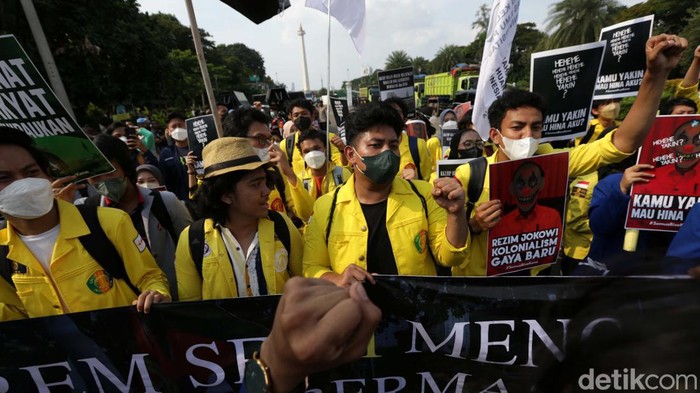 Sejumlah mahasiswa berdemo di kawasan Patung Kuda, Jakarta Pusat, Selasa (21/6). Mereka menolak RUU KUHP yang dinilai akan merampas kebebasan berpendapat.