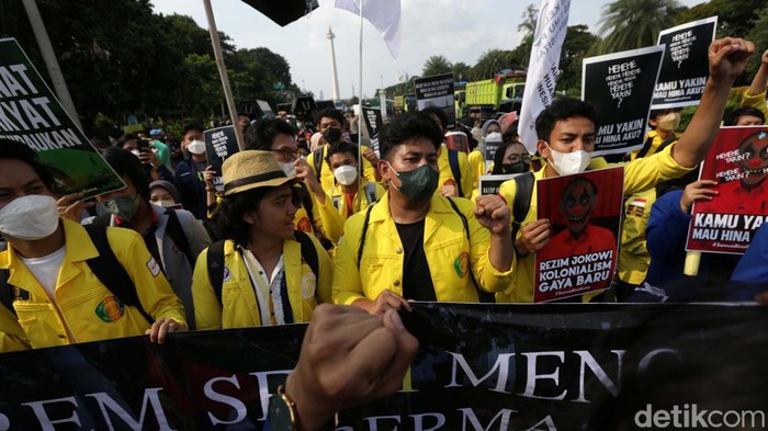 Aksi Mahasiswa Tolak RUU KUHP Sejumlah mahasiswa berdemo di kawasan Patung Kuda, Jakarta Pusat, Selasa (21/6). Mereka menolak RUU KUHP yang dinilai akan merampas kebebasan berpendapat.