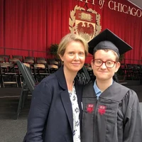 Aktris Cynthia Nixon juga termasuk orangtua yang mendukung penuh keputusan anaknya untuk berganti gender. Saya bangga dengannya, bintang Sex and the City kepada US Weekly pada 2018 tentang putranya, Samual Joseph Mozes atau Seph. Sebelumnya, Seph terlahir sebagai anak perempuan. (Foto: Instagram/@cynthianixon)