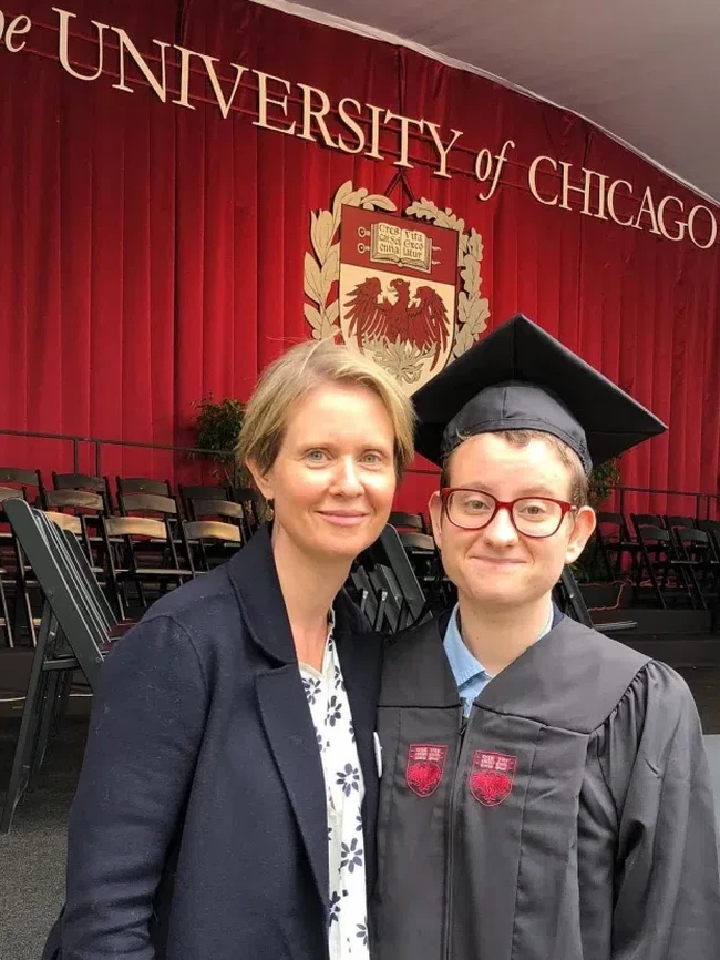 Anak Cynthia Nixon, Samuel Mozes, diketahui merupakan transgender laki-laki. Samuel lahir dengan jenis kelamin perempuan, namun Cynthia secara terbuka mendukung identitas baru anaknya. Fenomena ini turut mendapat perhatian dari psikolog klinis transgender, Dr. Erica Anderson. Foto: Instagram/@cynthianixon