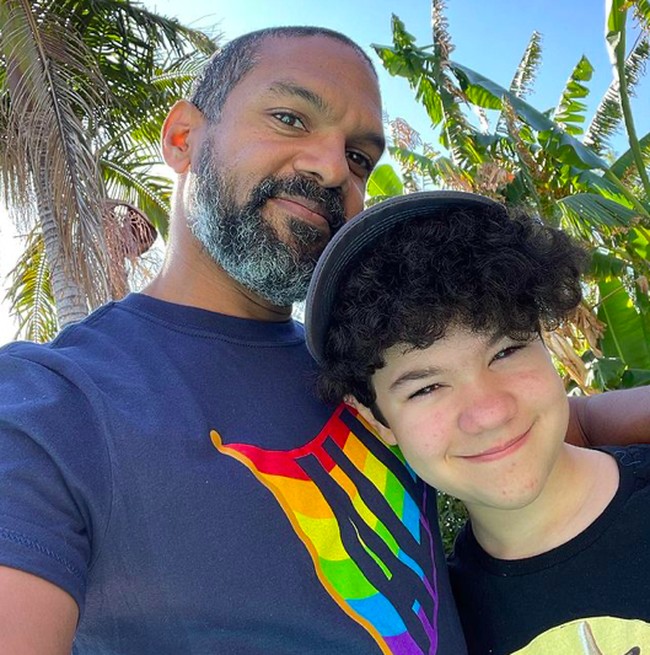 Karter, anak aktor Khary Peyton, melalui transisi di usia yang dini. “Ini anak saya, salah satu anak paling bahagia, dan paling mudah beradaptasi. Namanya Karter, dengan K. Ia memilih nama itu karena mirip seperti saya. Dia terlahir sebagai perempuan, tapi selalu mengidentifikasi dirinya laki-laki,” tulis bintang ‘The Walking Dead’ itu saat mengumumkan jati diri anaknya. (Foto: Instagram/@kharypeyton)