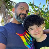 Karter, anak aktor Khary Peyton, melalui transisi di usia yang dini. “Ini anak saya, salah satu anak paling bahagia, dan paling mudah beradaptasi. Namanya Karter, dengan K. Ia memilih nama itu karena mirip seperti saya. Dia terlahir sebagai perempuan, tapi selalu mengidentifikasi dirinya laki-laki,” tulis bintang ‘The Walking Dead’ itu saat mengumumkan jati diri anaknya. (Foto: Instagram/@kharypeyton)