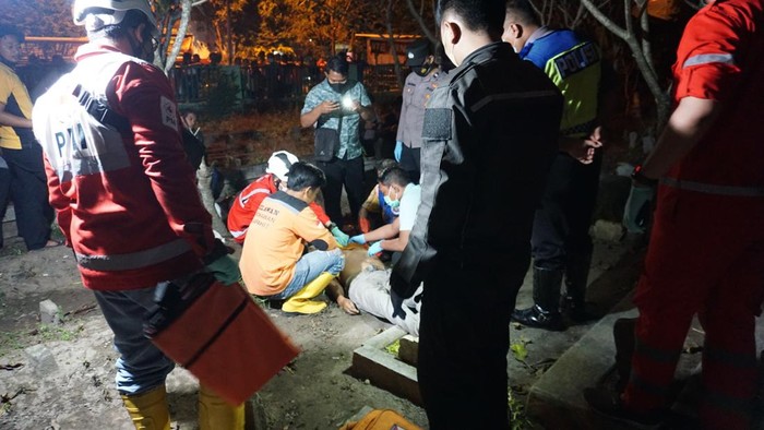 Andri Budi Santoso (46) tewas bunuh diri di makam istrinya