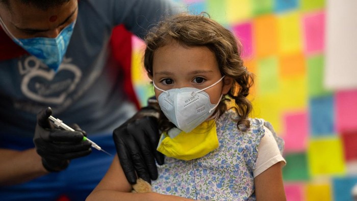 Jade O'Brien, 4, receives the Moderna coronavirus disease (COVID-19) vaccine at Skippack Pharmacy in Schwenksville, Pennsylvania, U.S., June 20, 2022. REUTERS/Hannah Beier