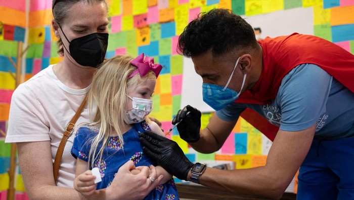 Jade O'Brien, 4, receives the Moderna coronavirus disease (COVID-19) vaccine at Skippack Pharmacy in Schwenksville, Pennsylvania, U.S., June 20, 2022. REUTERS/Hannah Beier