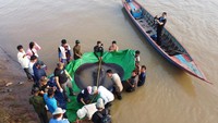Tim yang bergegas ke lokasi memasukkan alat penanda di dekat ekor ikan perkasa sebelum melepaskannya. Perangkat akan mengirimkan informasi pelacakan untuk tahun depan, memberikan data yang belum pernah terjadi sebelumnya tentang perilaku ikan pari raksasa di Kamboja. (AP/Sinsamout Ounboundisane)