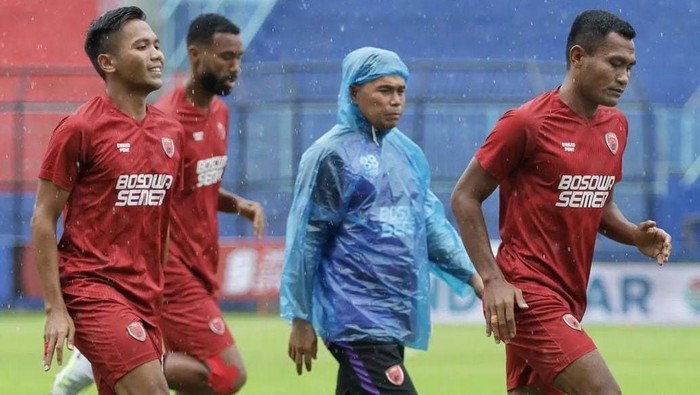 Bek PSM Makassar Safrudin Tahar berlatih bersama rekan-rekannya.
