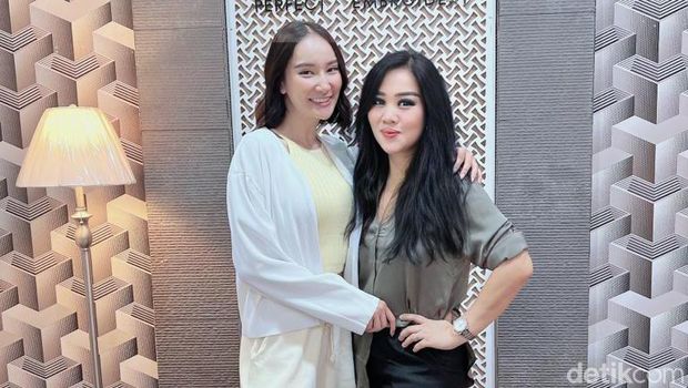 Bella Aprilia Sant sulam bibir di klinik Esther.