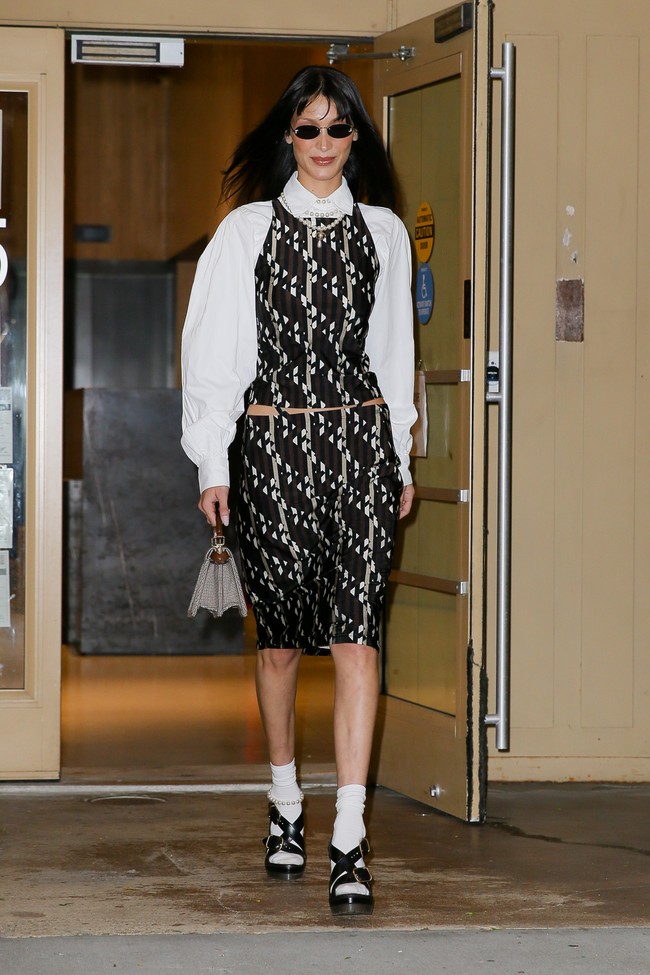 Sulit untuk memisahkan dinamika dunia modeling dan hiburan masa kini dari sosok Bella Hadid. Karier hingga gayanya telah memberi pengaruh kuat bagi mereka yang segenarisnya. Terlepas dari itu, model keturunan Palestina ini tidak pernah lupa dan malu berbicara soal budaya dan imannya. Aku bangga menjadi seorang muslim, kata adik Gigi Hadid ini kepada majalah Porter pada 2017. (Foto: GC Images/Raymond Hall)