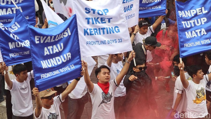 Bobotoh Berduka mengepung kantor Persib di Sulanjana pascatragedi yang menewaskan dua orang bobotoh di GBLA