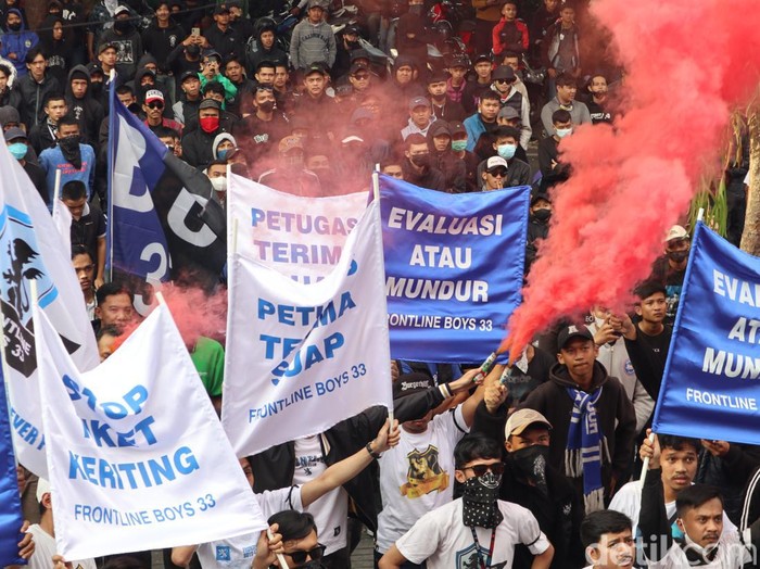 Bobotoh Berduka mengepung kantor Persib di Sulanjana pascatragedi yang menewaskan dua orang bobotoh di GBLA