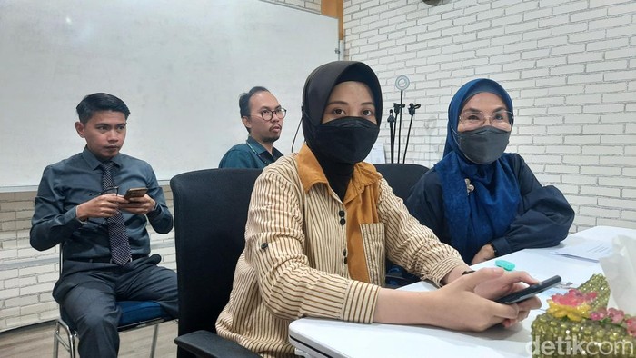 Briptu Suci Darma didampingi Kuasa hukumnya, Titis Rachmawati.