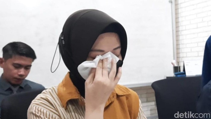 Briptu Suci Darma menangis minta suaminya segera dipecat.