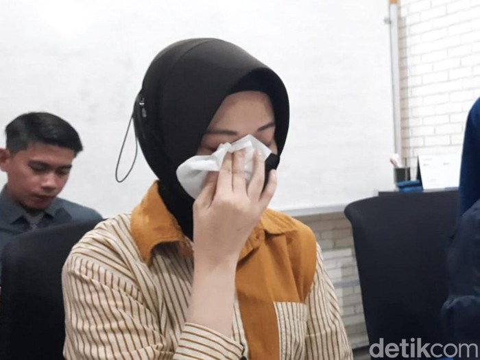 Briptu Suci Darma menangis minta suaminya segera dipecat.