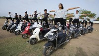 Aksi tidak biasa itu dilakukan dalam rangka merayakan Hari Yoga Internasional yang diperingati setiap tanggal 21 Juni.