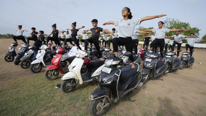 Bukan untuk Berkendara, Motor di India Dipakai Buat Yoga Sejumlah anak muda di India menampilkan aksi tak biasa di perayaan Hari Yoga Internasional. Mereka melakukan yoga dari atas motor. Ini fotonya.