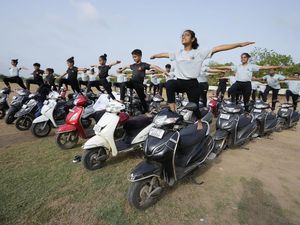 Wadidaw... Ada Senam Yoga di Atas Sepeda Motor
