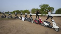 Bagaimana, tertarik untuk mencoba yoga dari atas motor juga?