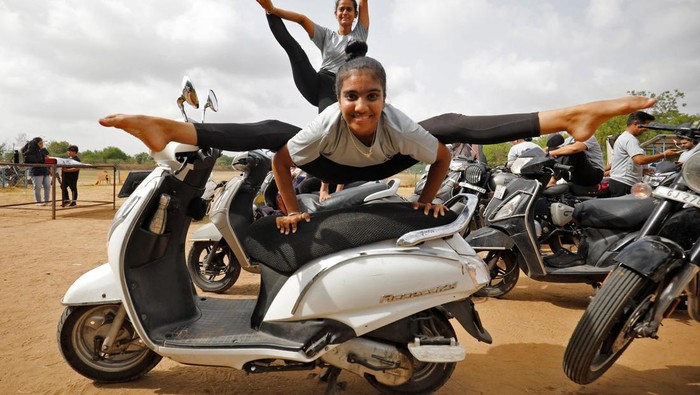 Sejumlah anak muda di India menampilkan aksi tak biasa di perayaan Hari Yoga Internasional. Mereka melakukan yoga dari atas motor. Ini fotonya.