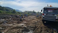 DAHANA mendapatkan kontrak peledakan seksi 4 tol Cisumdawu (Cimalaka – Legok) sejak Agustus 2021 hingga Agustus 2022 dengan volume lebih kurang 1,5 juta bank cubic meter. General Manager Divisi Kuari & Kontstruksi DAHANA, Setio Budhianto menyampaikan, dengan tantangan yang dimiliki timnya sudah menyelesaikan hingga 60% proses pembangunan.