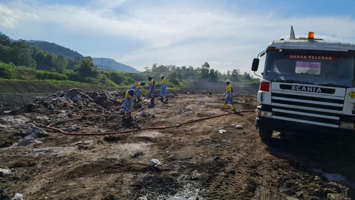 Bukit Dibom Buat Proyek Tol PT DAHANA mendapatkan kepercayaan untuk menggarap peledakan di Proyek Strategis Nasional (PSN) Tol Cisumdawu.