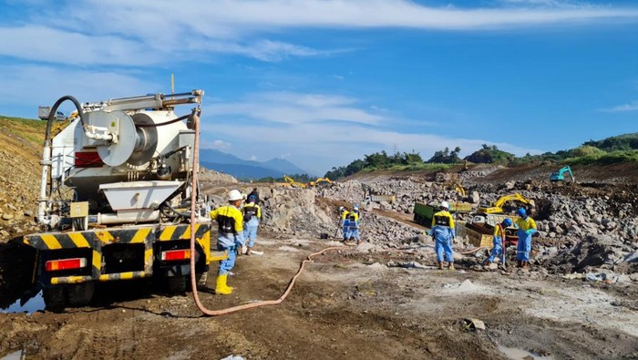 Bukit Dibom Buat Proyek Tol PT DAHANA mendapatkan kepercayaan untuk menggarap peledakan di Proyek Strategis Nasional (PSN) Tol Cisumdawu.