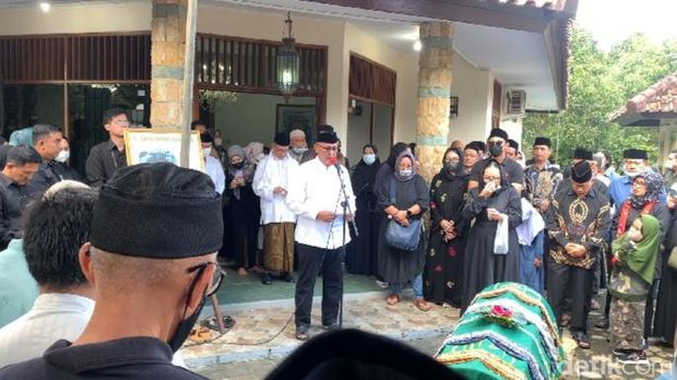 Bupati Kuningan Acep Purnama di rumah duka.