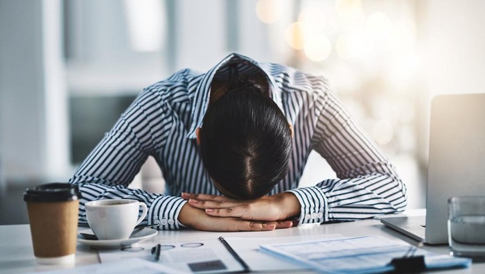Concept Burnout Syndrome. Business Woman feels uncomfortable working. Which is caused by stress, accumulated from unsuccessful work And less resting body. Consult a specialist psychiatrist