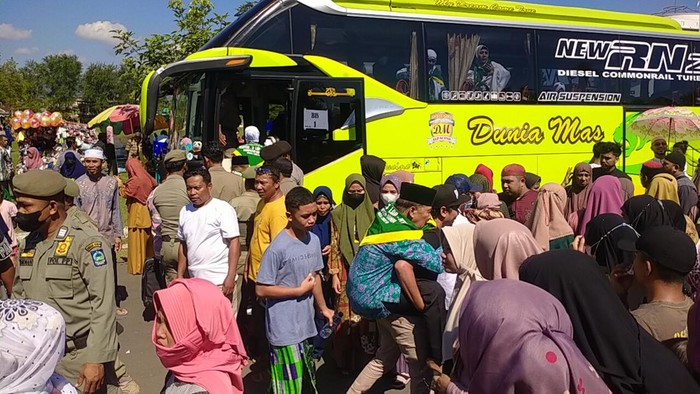 Sebanyak 126 orang calon Jamaah Haji (CJH) asal Kabupaten Dompu, Nusa Tenggara Barat (NTB) dilepas oleh pemerintah Kabupaten Dompu di Pendopo Bupati Dompu, Selasa (21/6/2022)