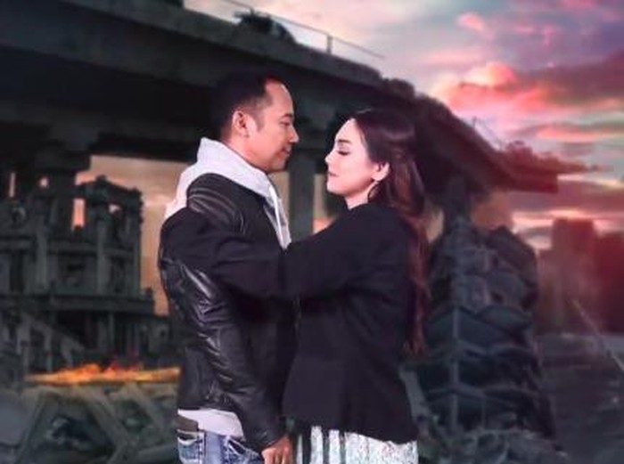 Celine Evangelista dipeluk Denny Cagur