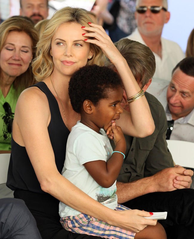 Charlize Theron mengadopsi Jackson pada 2012 dan memperkenalkannya sebagai anak laki-laki. Namun, dalam sebuah wawancara dengan Daily Mail pada 2019, ia menyebut Jackson sebagai anak perempuan. (Foto: WireImage/JB Lacroix)