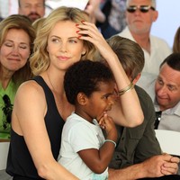 Charlize Theron mengadopsi Jackson pada 2012 dan memperkenalkannya sebagai anak laki-laki. Namun, dalam sebuah wawancara dengan Daily Mail pada 2019, ia menyebut Jackson sebagai anak perempuan. (Foto: WireImage/JB Lacroix)