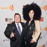 Chaz Bono, anak semata wayang Cher dan mendiang Sonny Bono, menjadi sorotan saat mengubah gendernya. Terlahir sebagai perempuan, Chaz menjadi laki-laki di mata hukum pada 2010 saat berusia 40 tahun. Kepada The Mirror, Cher mengatakan transisi tersebut justru semakin mempererat hubungannya dengan sang anak. Rasa kehilangan yang saya takutkan akan terjadi, ternyata tidak terasa, kata pelantun Believe itu pada 2013. (Foto: Jason Merritt/TERM)