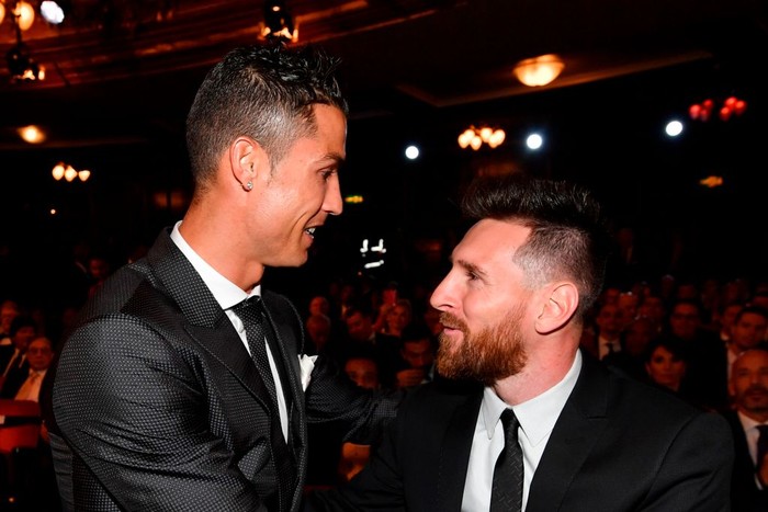 Nominees for the Best FIFA football player, Barcelona and Argentina forward Lionel Messi (R) and Real Madrid and Portugal forward Cristiano Ronaldo (L) chat before taking their seats for The Best FIFA Football Awards ceremony, on October 23, 2017 in London. / AFP PHOTO / Ben STANSALL        (Photo credit should read BEN STANSALL/AFP via Getty Images)