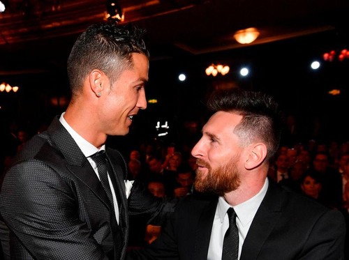 Nominees for the Best FIFA football player, Barcelona and Argentina forward Lionel Messi (R) and Real Madrid and Portugal forward Cristiano Ronaldo (L) chat before taking their seats for The Best FIFA Football Awards ceremony, on October 23, 2017 in London. / AFP PHOTO / Ben STANSALL        (Photo credit should read BEN STANSALL/AFP via Getty Images)