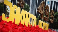 Dekorasi bunga menyambut HUT ke-495 DKI Jakarta terpasang di kawasan Bundaran Senayan, Jakarta, Selasa (21/6/2022).