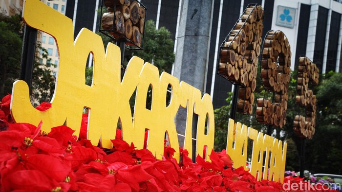 Dekorasi Sambut HUT DKI Mejeng di Bundaran Senayan Berbagai dekorasi disiapkan menyambut HUT ke-495 DKI Jakarta. Salah satunya dekorasi bunga yang terpasang di dekat Bundaran Senayan, Jakarta.