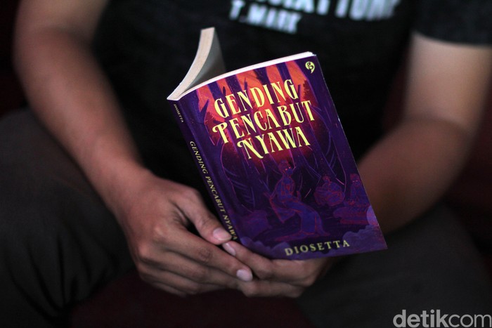 Diosetta, Penulis Buku Horor Gending Pencabut Nyawa yang diterbitkan oleh penerbit Gagasmedia.