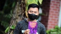 Sebelum menulis cerita horor di Twitter, ia menjadi travel vlogger di YouTube.  Foto: Rafida Fauzia/ detikcom