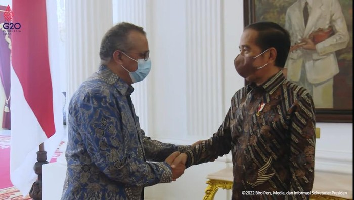 Dirjen WHO Tedros Adhanom Ghebreyesus bertemu dengan Presiden Joko Widodo (Jokowi) di Istana Merdeka, Jakarta Pusat. Tedros menyampaikan kepada Jokowi bahwa pandemi COVID-19 belum selesai.