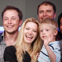 Terlahir sebagai laki-laki, Xavier Alexander Musk, satu dari tujuh anak Elon Musk, kini ingin dikenal sebagai perempuan. Baru-baru ini, ia mengambil langkah hukum untuk pengajuan ganti gender dan nama baru. Baca berita selengkapnya di sini. (Foto: AP/Mark Lennihan)